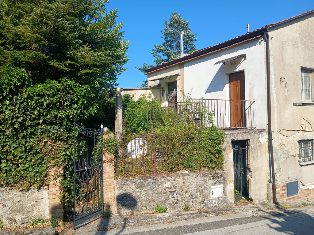 Detached house with land in the thermal area (via Santa Croce, 6)