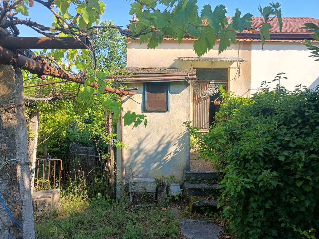 Detached house with land in the thermal area (via Santa Croce, 6)