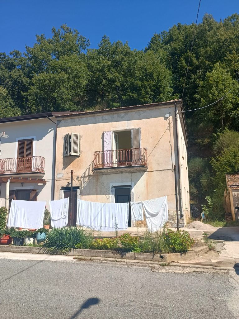 Casa indipendente con locale deposito e tettoia (c.da Iannazzo, 41)