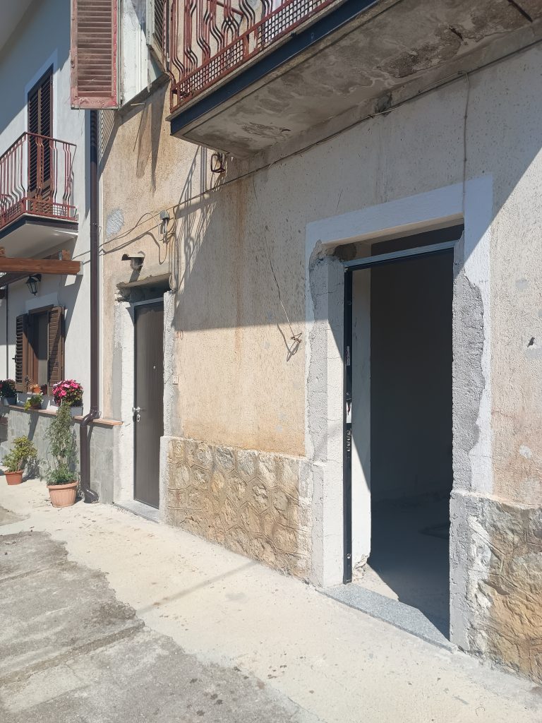 Casa indipendente con locale deposito e tettoia (c.da Iannazzo, 41)