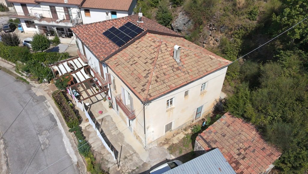 Casa indipendente con locale deposito e tettoia (c.da Iannazzo, 41)