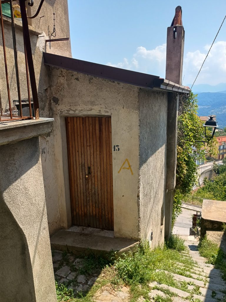 Detached house in the historic center (via Bixio, 13)