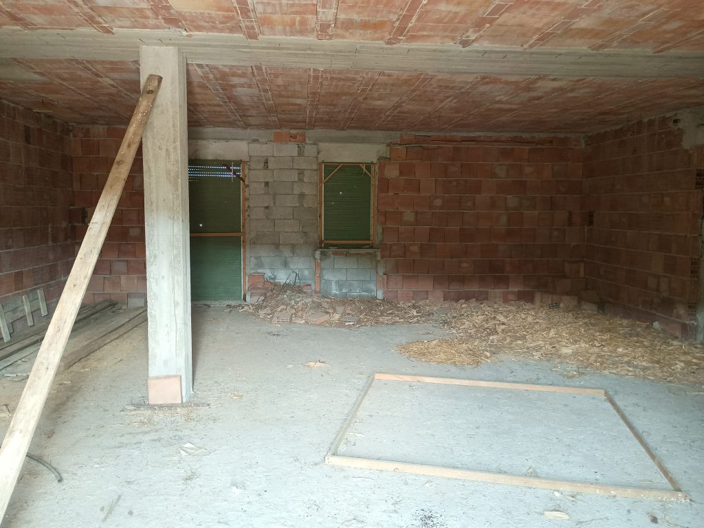 Casa indipendente con terreno (c.da Preti, 69)