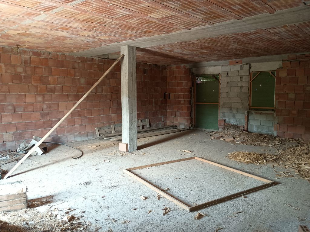 Casa indipendente con terreno (c.da Preti, 69)