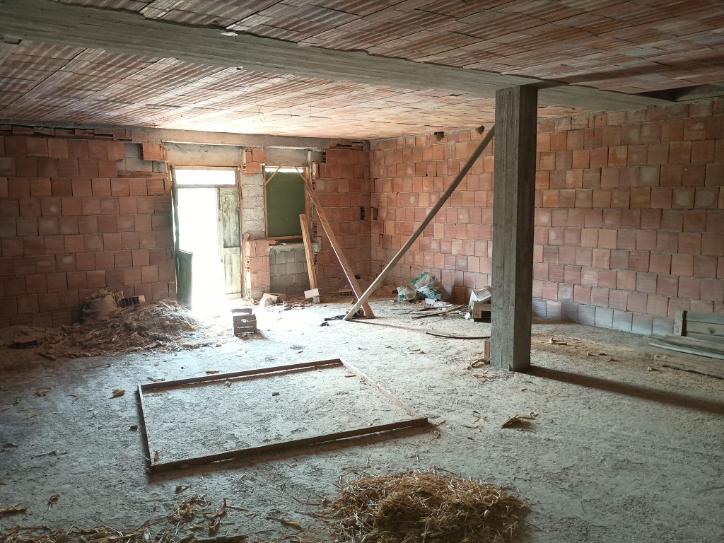 Casa indipendente con terreno (c.da Preti, 69)