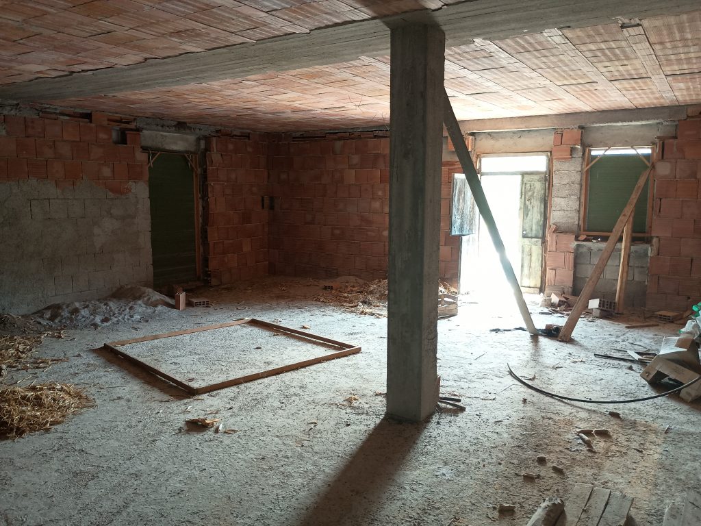 Casa indipendente con terreno (c.da Preti, 69)