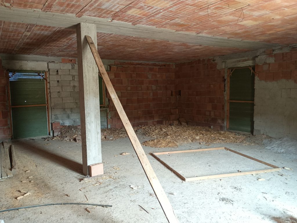 Casa indipendente con terreno (c.da Preti, 69)