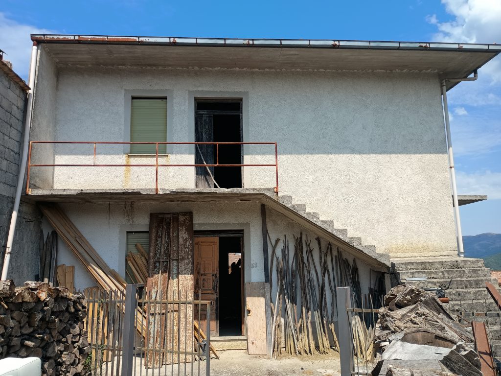 Casa indipendente con terreno (c.da Preti, 69)