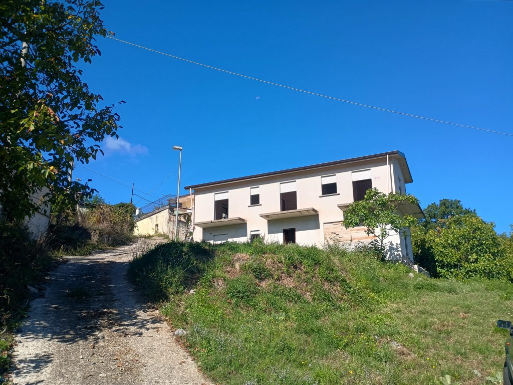Villa with land and panoramic view (c.da Cerri, 29)