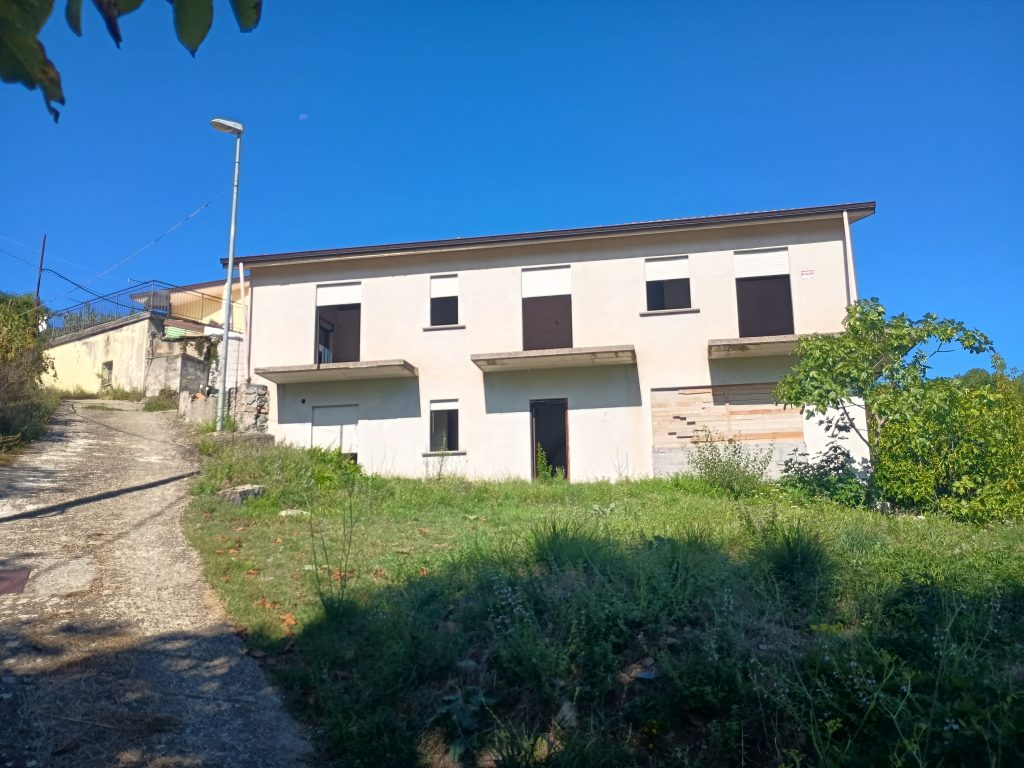 Villa with land and panoramic view (c.da Cerri, 29)