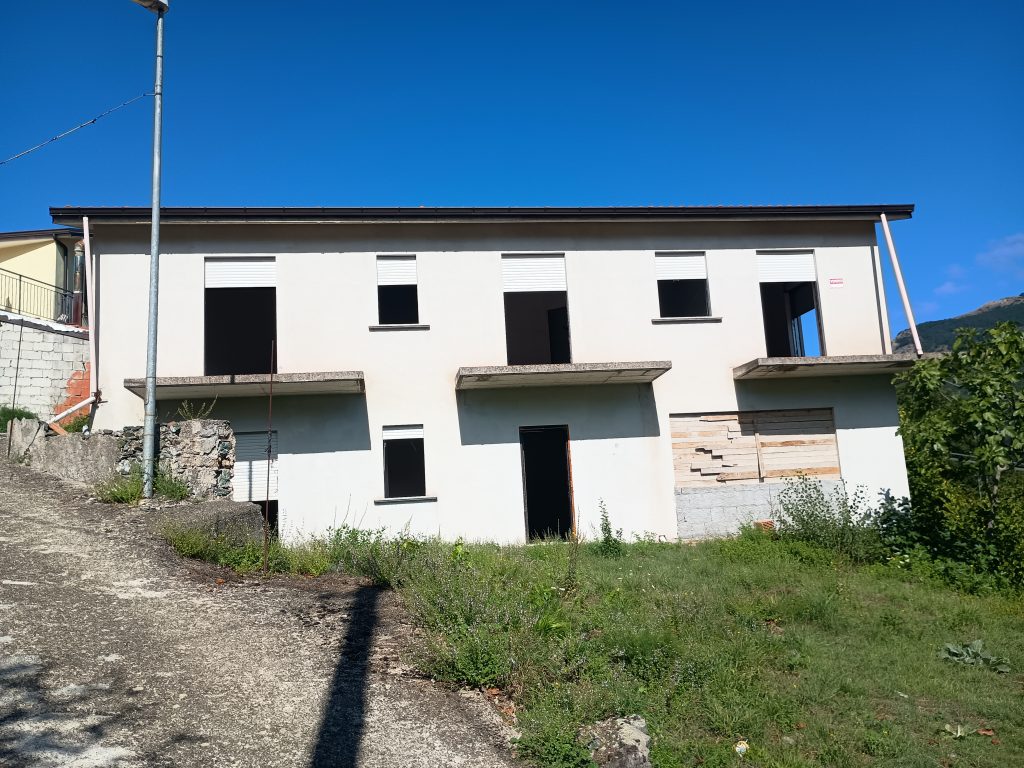 Villa with land and panoramic view (c.da Cerri, 29)