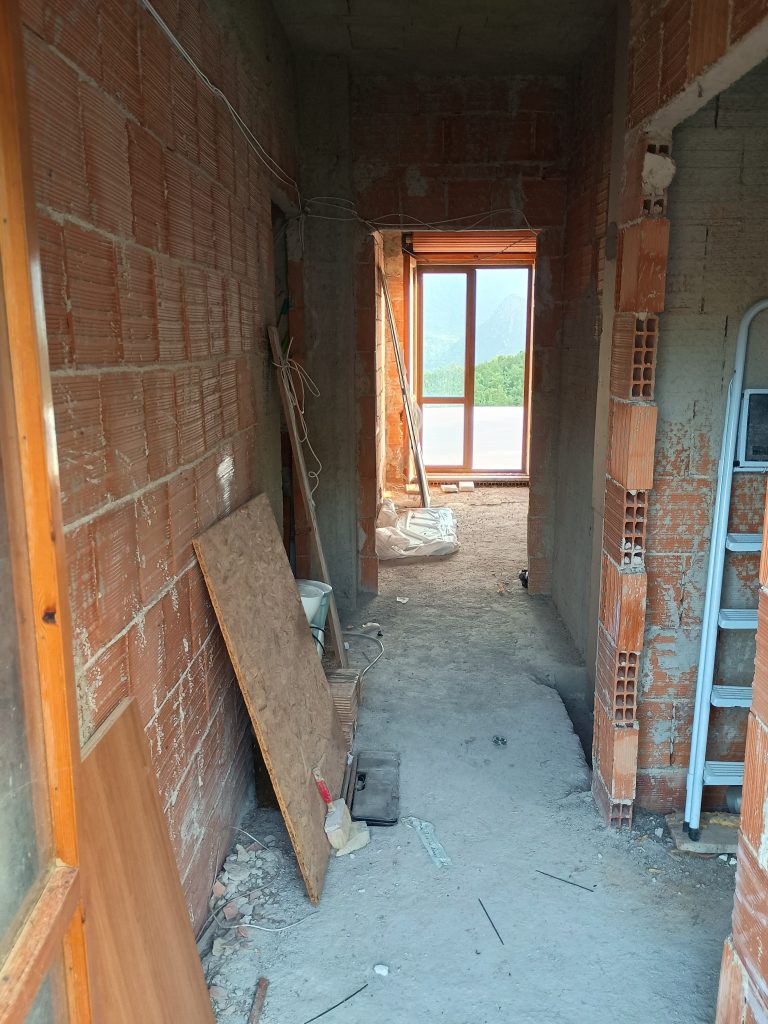 Casa indipendente con terreno e terrazzo panoramico (c.da Serrone, 78)