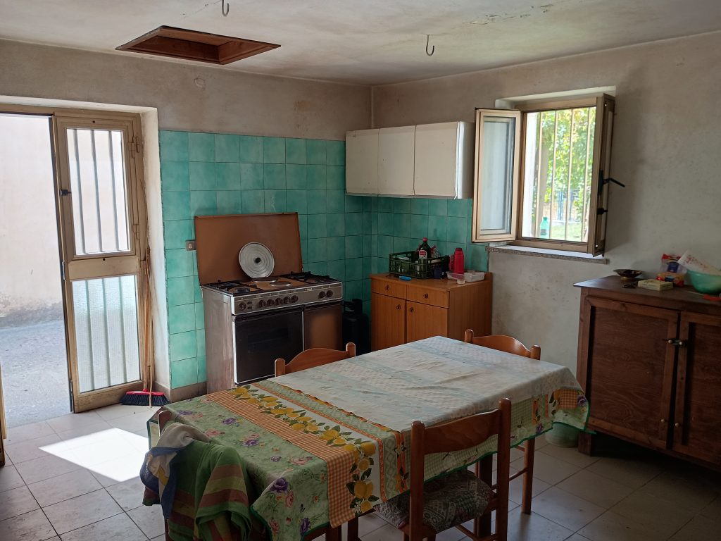 Villa con terreno immersa nel verde (c.da Vignale snc)