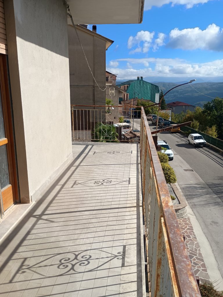 Detached house with land in the urban centre (via Roma, 148/A)