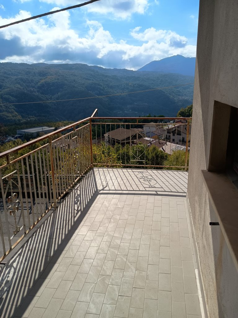 Detached house with land in the urban centre (via Roma, 148/A)