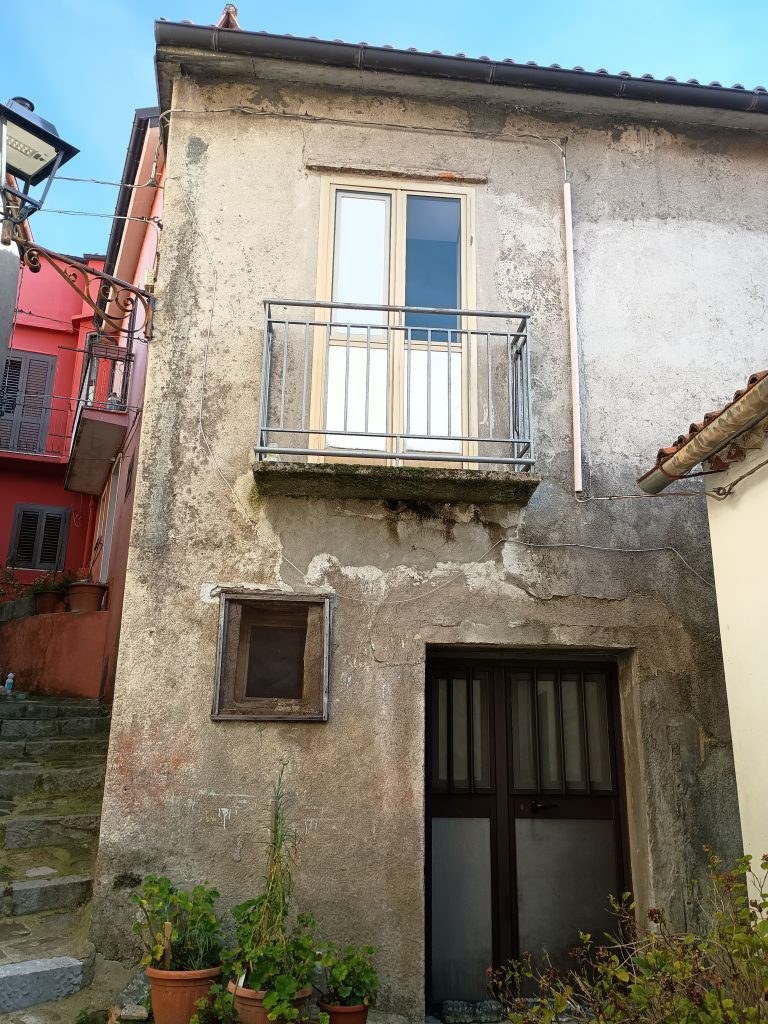 Casa indipendente nel centro storico (via Giannone, 6)