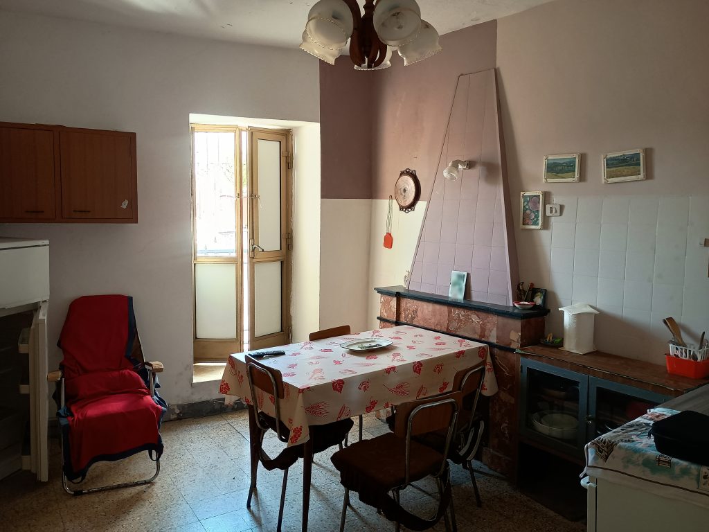 Casa indipendente nel centro storico (via Giannone, 6)
