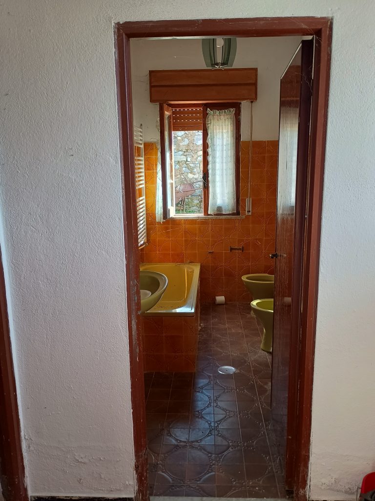Casa indipendente con terreno (c.da Mastroluca, 64)