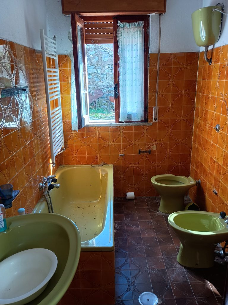 Casa indipendente con terreno (c.da Mastroluca, 64)
