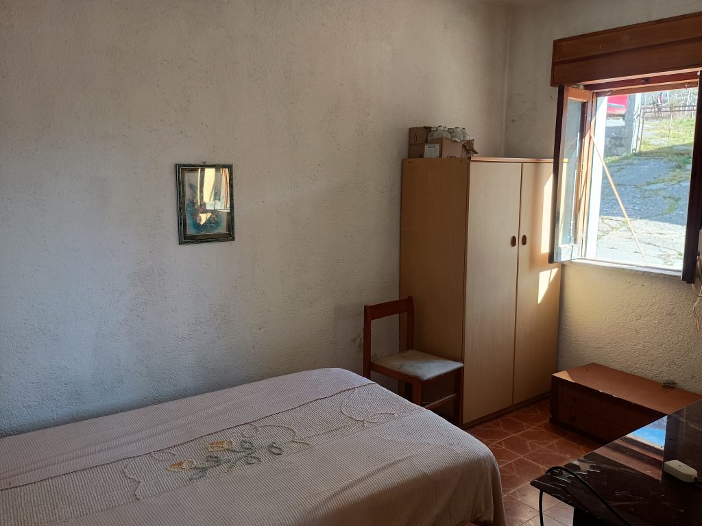 Casa indipendente con terreno (c.da Mastroluca, 64)