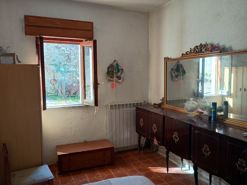 Casa indipendente con terreno (c.da Mastroluca, 64)