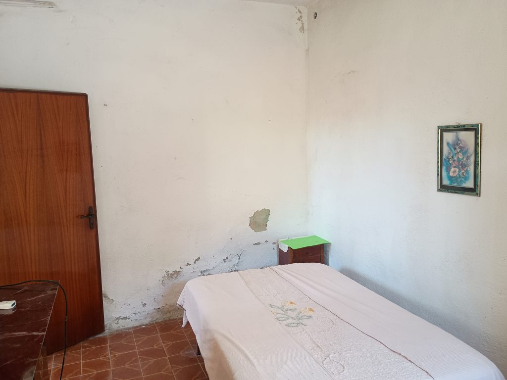 Casa indipendente con terreno (c.da Mastroluca, 64)