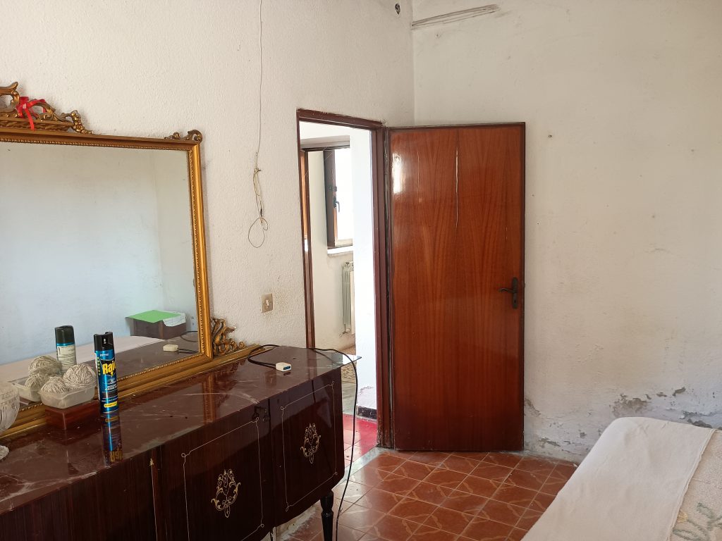 Casa indipendente con terreno (c.da Mastroluca, 64)