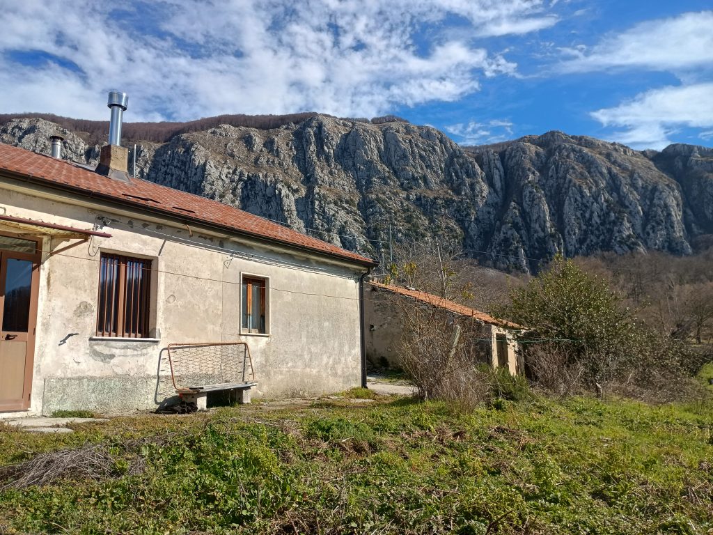 Casa indipendente con terreno (c.da Mastroluca, 64)