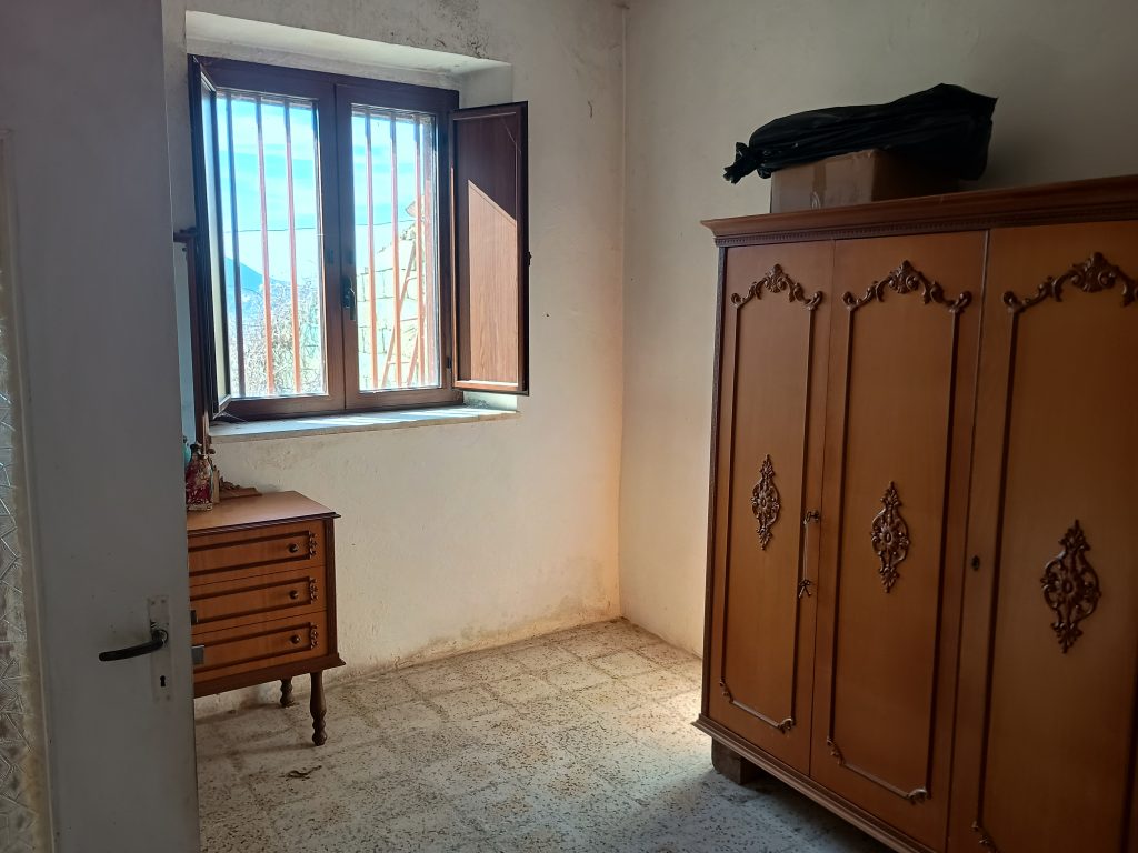 Casa indipendente con terreno (c.da Mastroluca, 64)