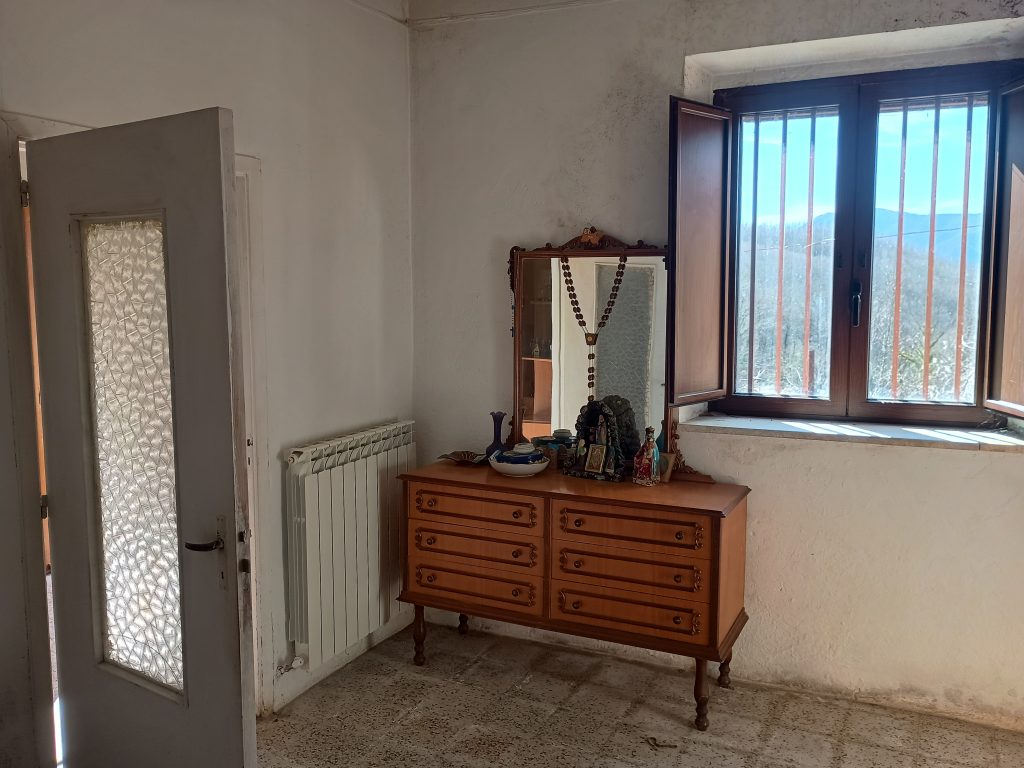 Casa indipendente con terreno (c.da Mastroluca, 64)