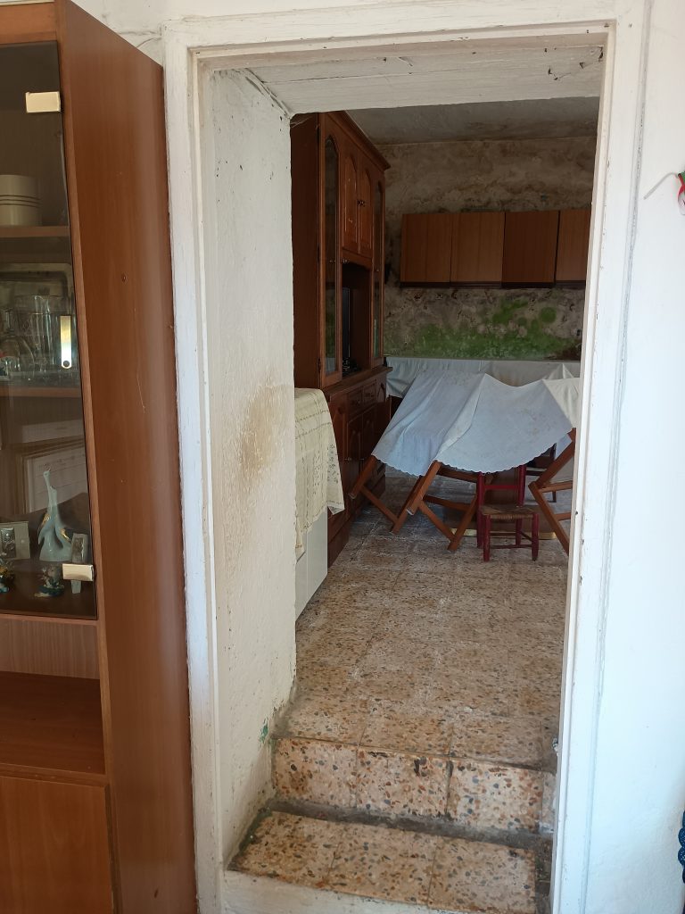 Casa indipendente con terreno (c.da Mastroluca, 64)