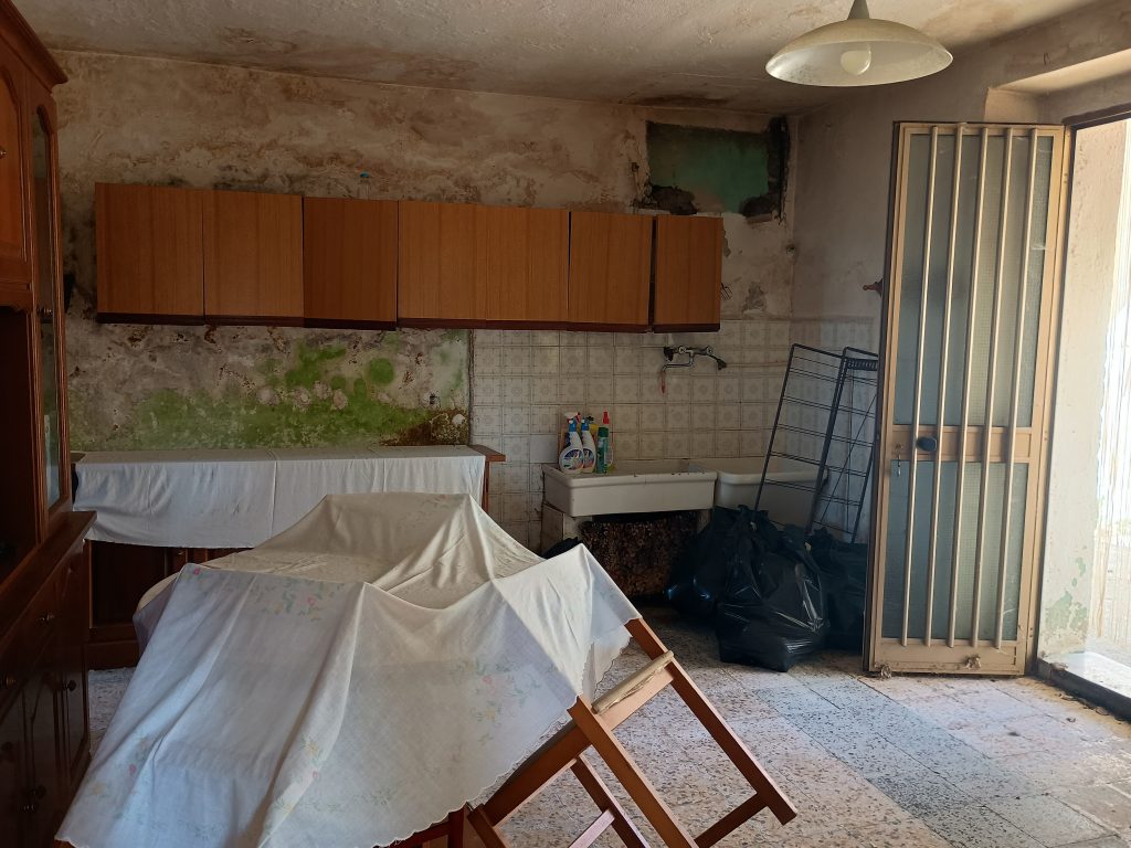 Casa indipendente con terreno (c.da Mastroluca, 64)