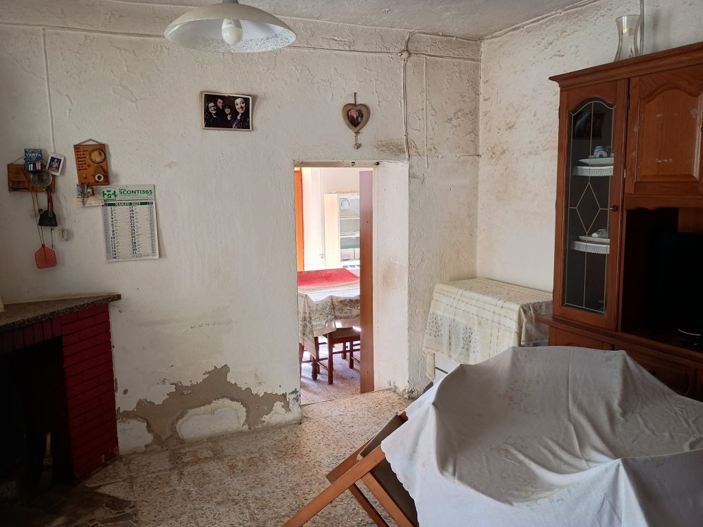 Casa indipendente con terreno (c.da Mastroluca, 64)