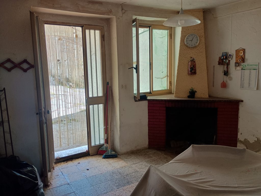 Casa indipendente con terreno (c.da Mastroluca, 64)