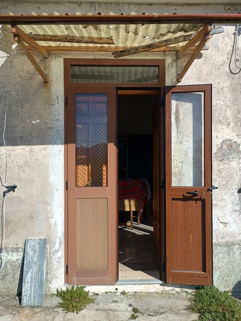 Casa indipendente con terreno (c.da Mastroluca, 64)