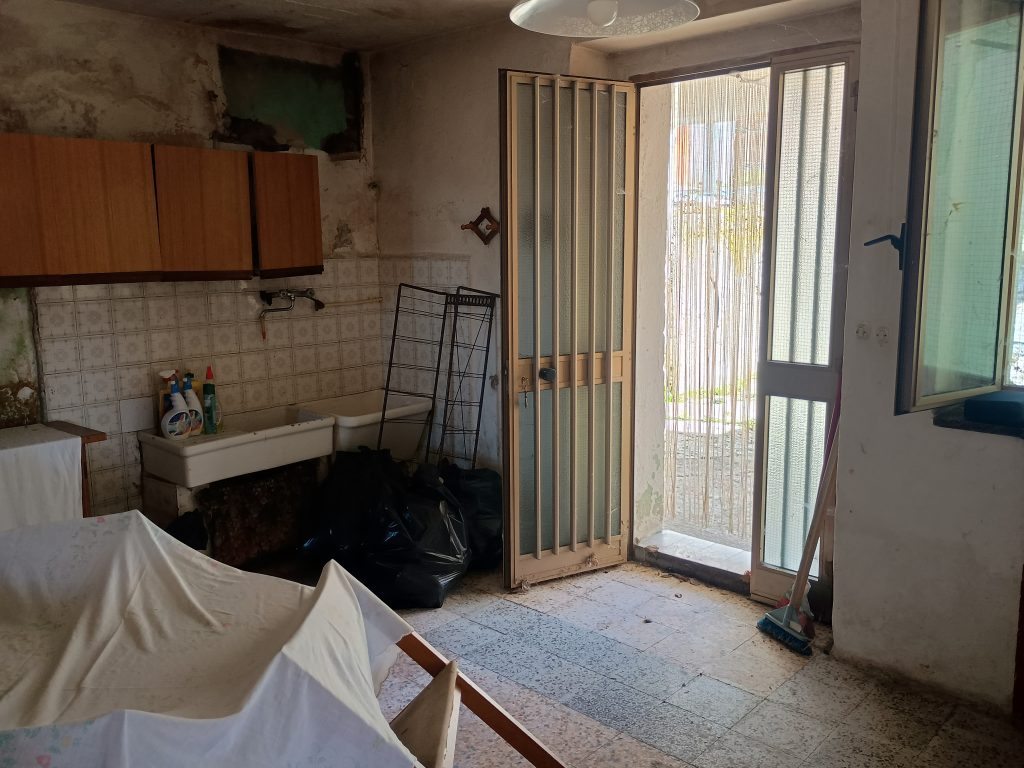 Casa indipendente con terreno (c.da Mastroluca, 64)