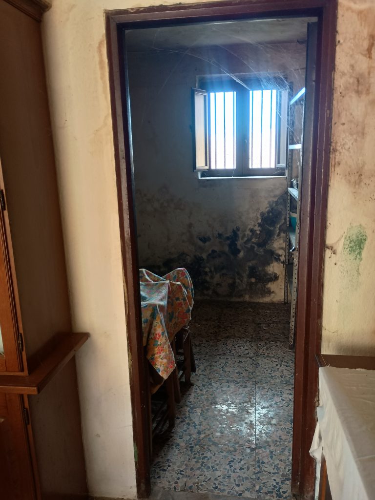 Casa indipendente con terreno (c.da Mastroluca, 64)