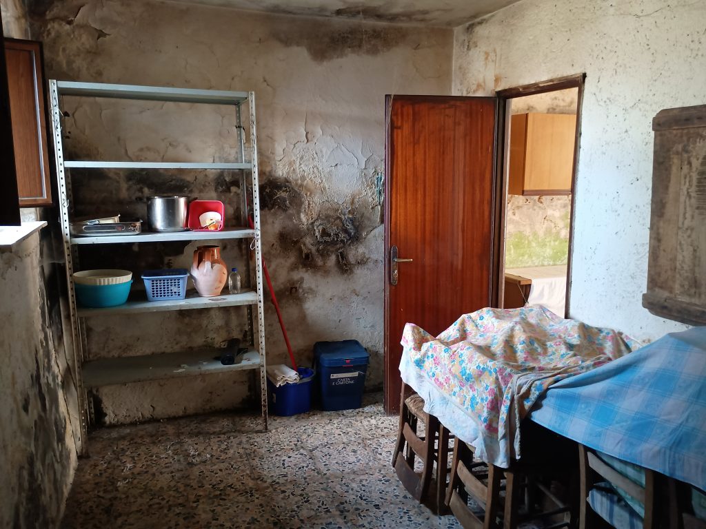 Casa indipendente con terreno (c.da Mastroluca, 64)