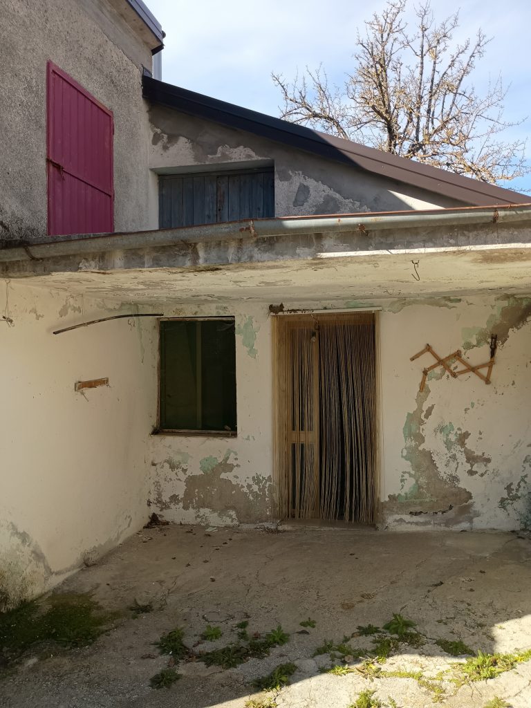 Casa indipendente con terreno (c.da Mastroluca, 64)