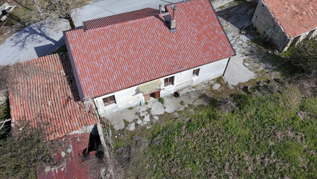 Casa indipendente con terreno (c.da Mastroluca, 64)