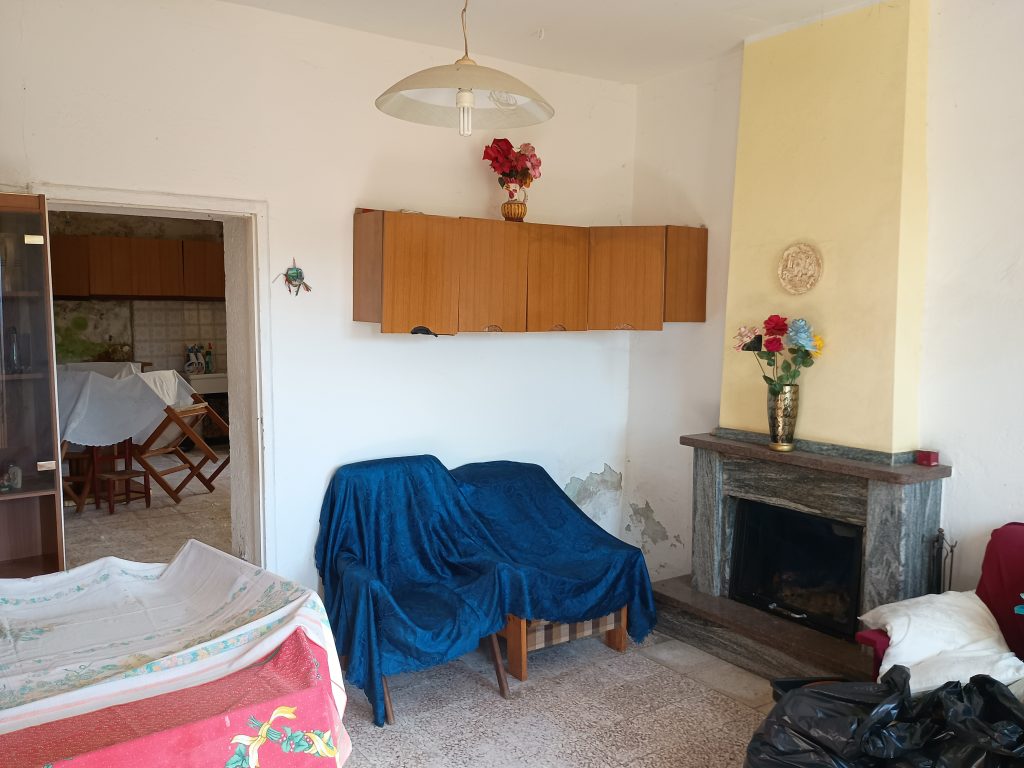 Casa indipendente con terreno (c.da Mastroluca, 64)