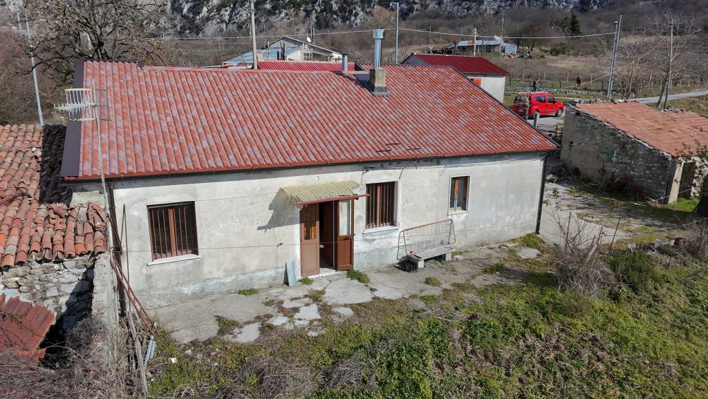 Casa indipendente con terreno (c.da Mastroluca, 64)