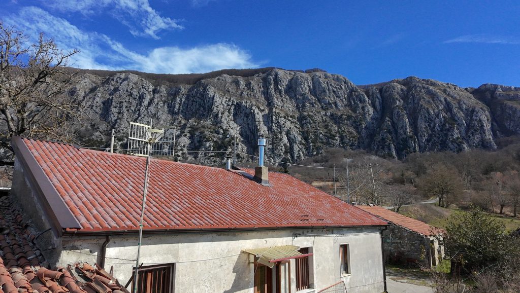 Casa indipendente con terreno (c.da Mastroluca, 64)