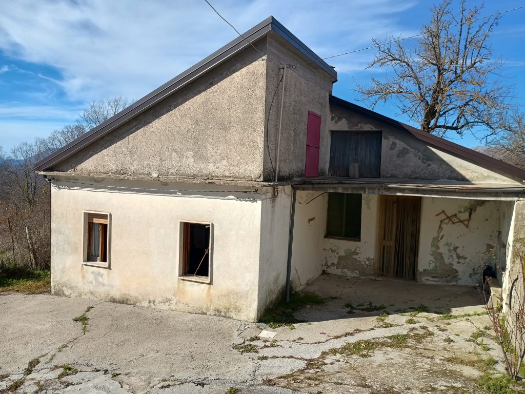 Casa indipendente con terreno (c.da Mastroluca, 64)