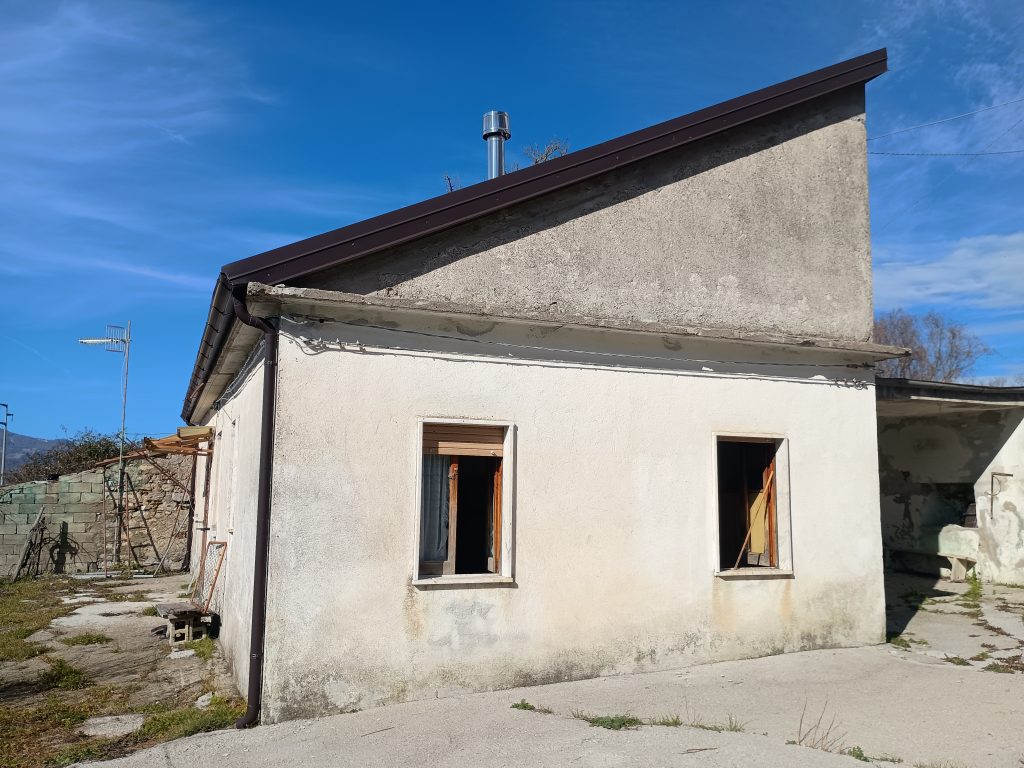 Casa indipendente con terreno (c.da Mastroluca, 64)