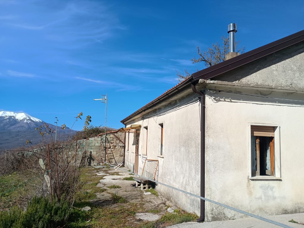 Casa indipendente con terreno (c.da Mastroluca, 64)