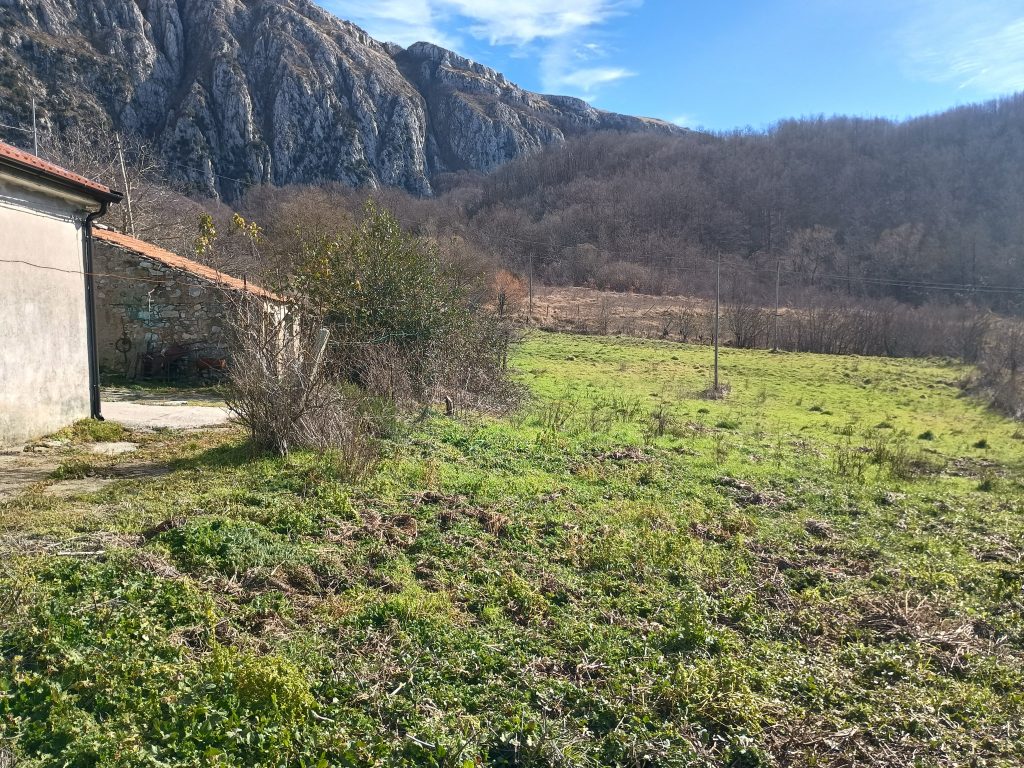 Casa indipendente con terreno (c.da Mastroluca, 64)