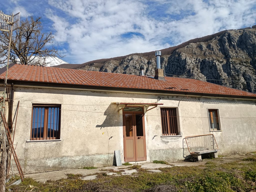 Casa indipendente con terreno (c.da Mastroluca, 64)