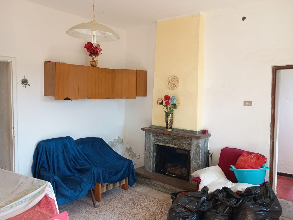 Casa indipendente con terreno (c.da Mastroluca, 64)