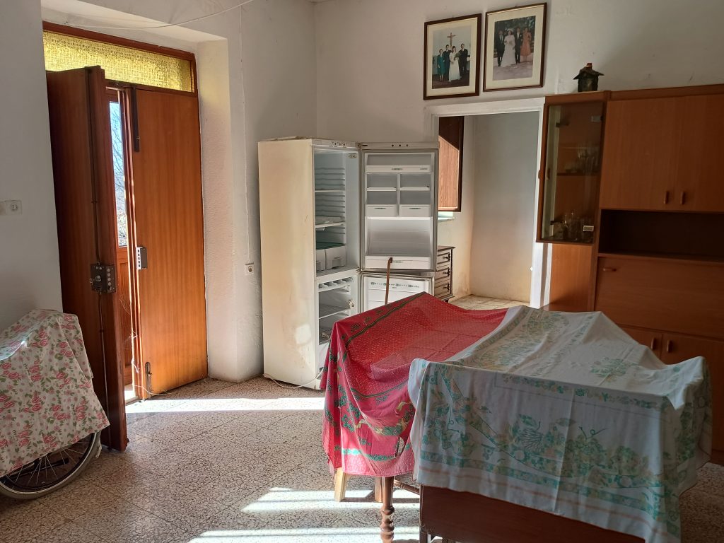 Casa indipendente con terreno (c.da Mastroluca, 64)